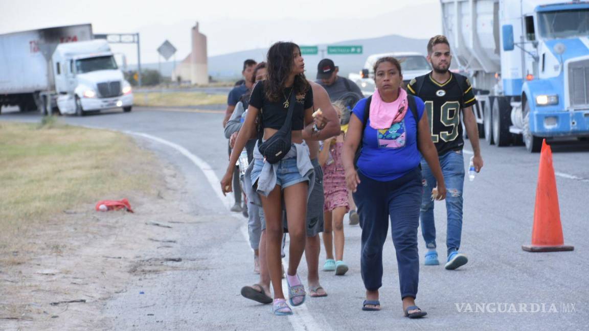 Migrantes se trasladan a MTY al no poder abordar camiones en Saltillo con destino a Piedras Negras y Ciudad Acuña