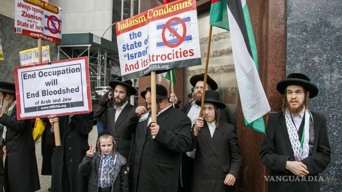 $!Los judíos jasídicos se unen a una manifestación en apoyo de Palestina durante una protesta en respuesta al conflicto entre Hamás e Israel en Nueva York.