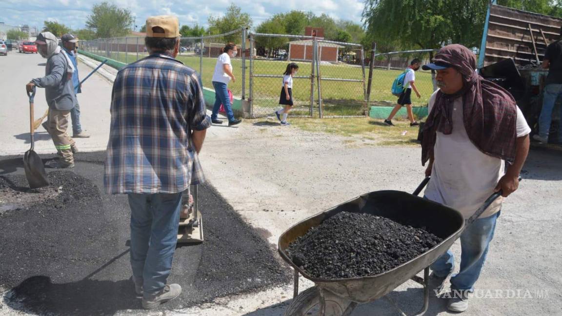 Supervisa Diana Haro aplicación de bacheo en Sabinas; el programa es permanente