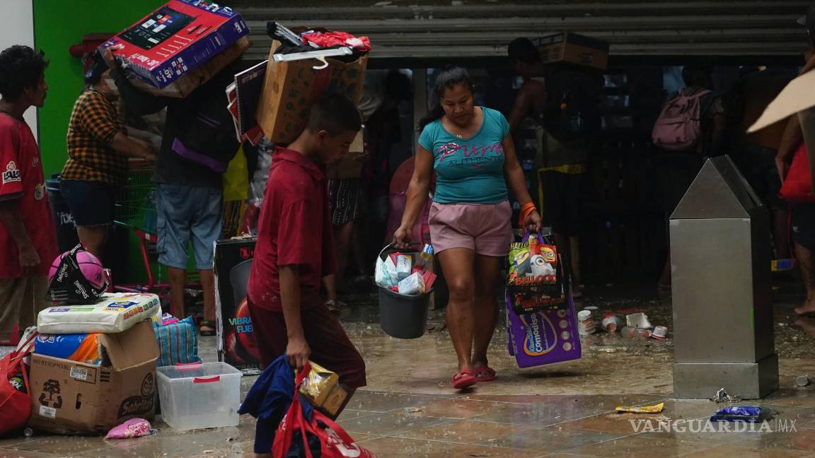 $!La gente saquea una tienda de comestibles después de que el huracán Otis arrasara Acapulco, Guerrero (México).