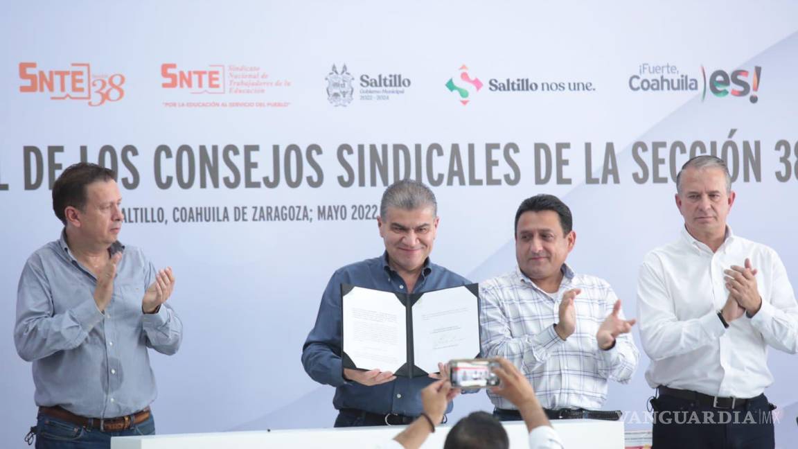 Firma Miguel Riquelme, iniciativa de reforma a pensiones para trabajadores de la educación en Coahuila