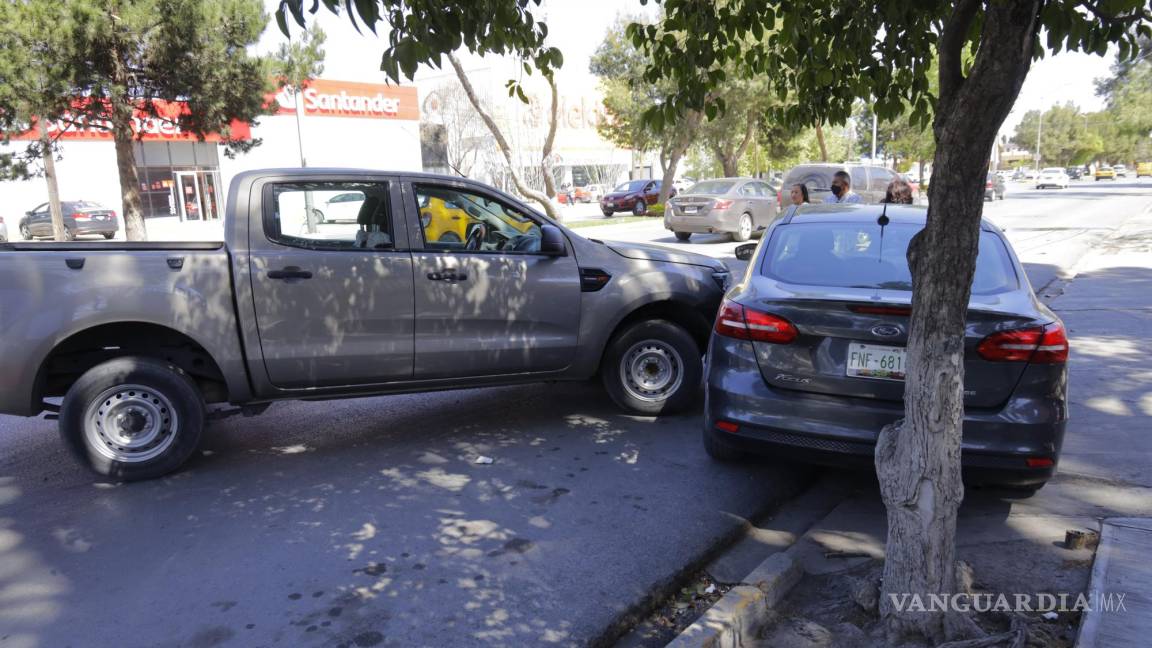 Choque múltiple causa caos vial en el V. Carranza en Saltillo