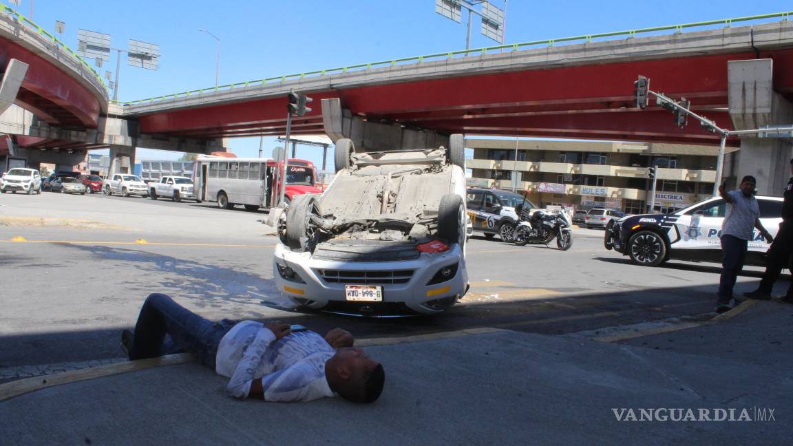 Taxista sufre volcadura bajo el distribuidor vial El Sarape, en Saltillo