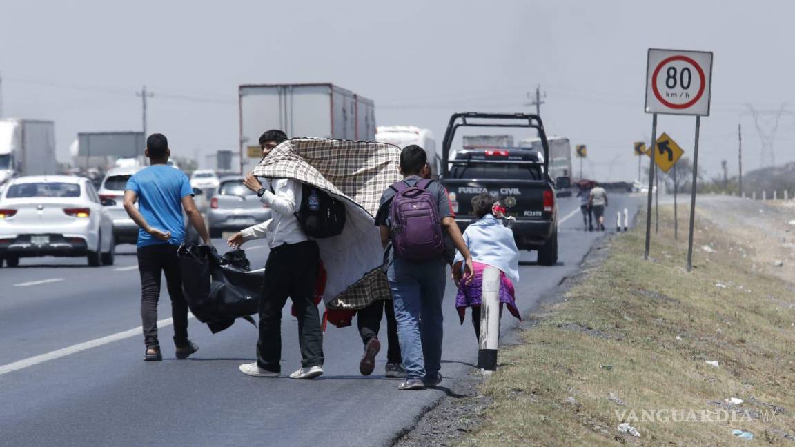A pie y de “ride” llegan migrantes a Saltillo, buscan transporte para llegar al norte