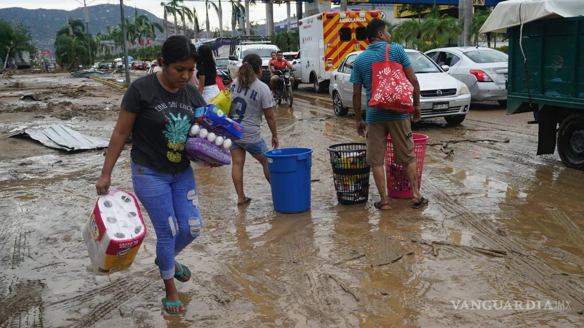 $!La gente saquea una tienda de comestibles después de que el huracán Otis arrasara Acapulco, Guerrero (México).