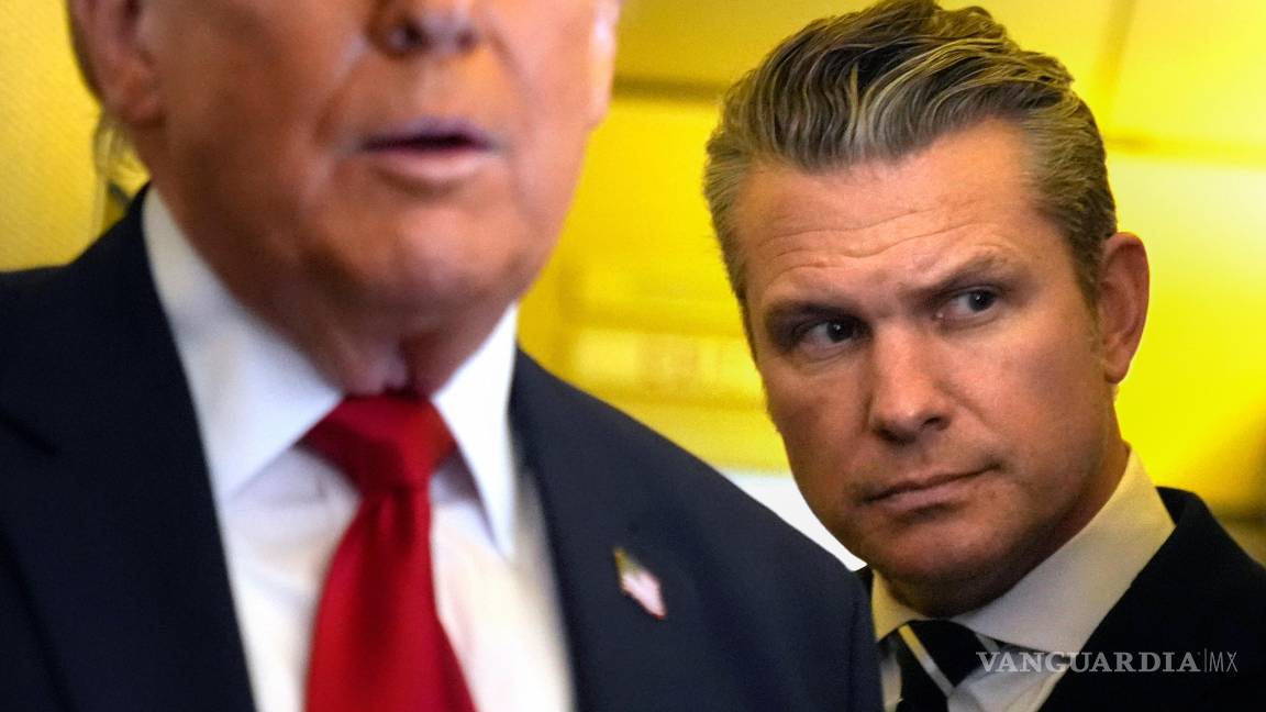 $!El secretario de Defensa, Pete Hegseth, escucha mientras el presidente Donald Trump habla con periodistas en el Air Force One.