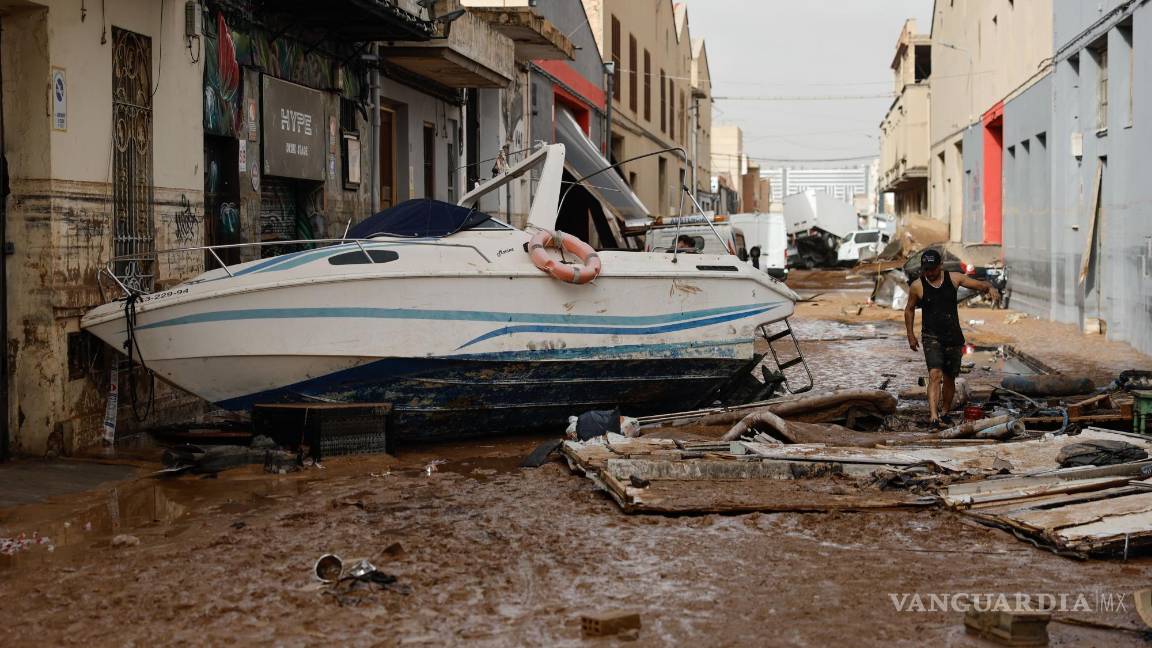$!Vehículos amontonados en una calle tras las intensas lluvias de la fuerte DANA en Sedaví, Valencia.