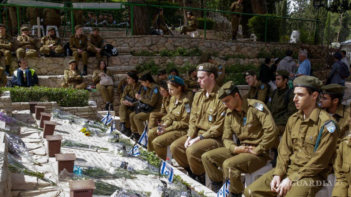 $!Compañeros de militares israelíes muertos en la Franja de Gaza les rinden homenaje en el cementerio del Monte Herzl en Jerusalén.