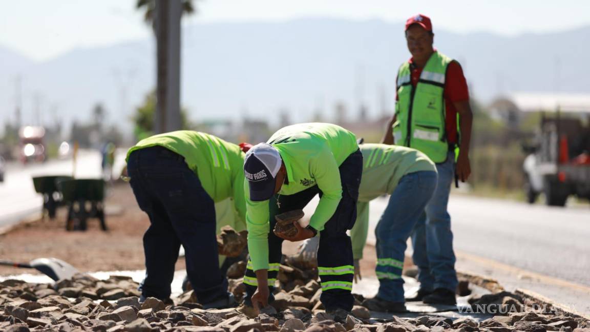 $!Cuadrillas del Municipio embellecen el camellón de la entrada poniente a la ciudad.