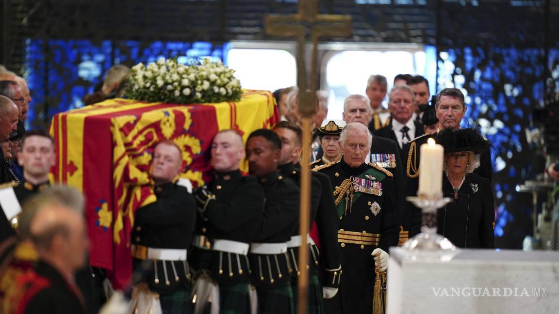 $!Procesión del ataúd de la reina Isabel II al entrar a la Catedral de San Giles.