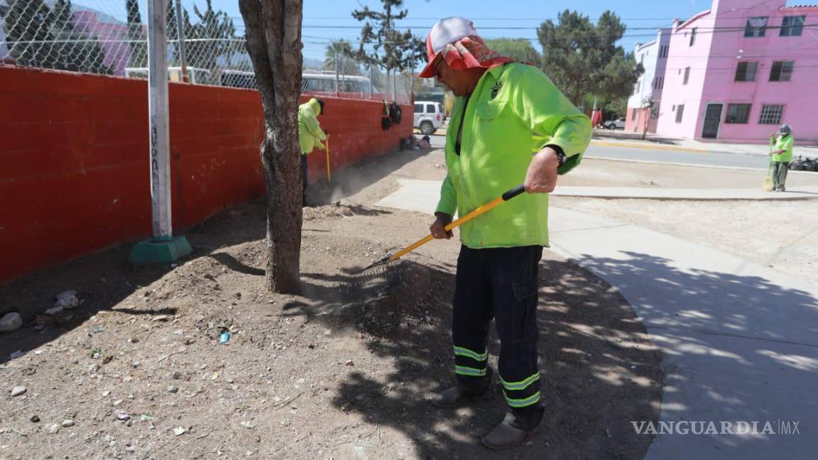 $!Una cuadrilla de “Aquí andamos” barrió la plaza de la colonia.