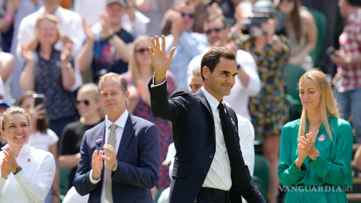 $!Roger Federer saluda durante una celebración de los 100 años del torneo de Wimbledon en Londres, el 3 de julio de 2022.