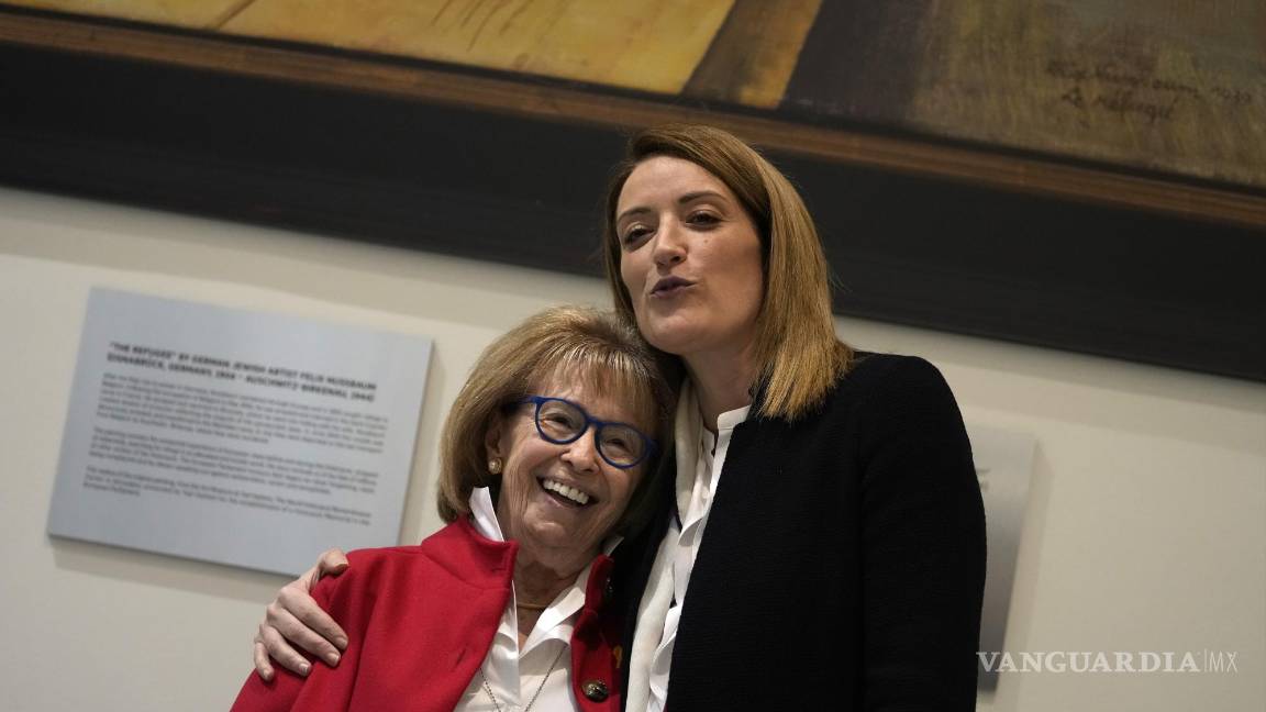 $!Irene Shashar, una sobreviviente del gueto de Varsovia (i), con la presidenta del Parlamento Europeo, Roberta Metsola, en el Parlamento Europeo en Bruselas.