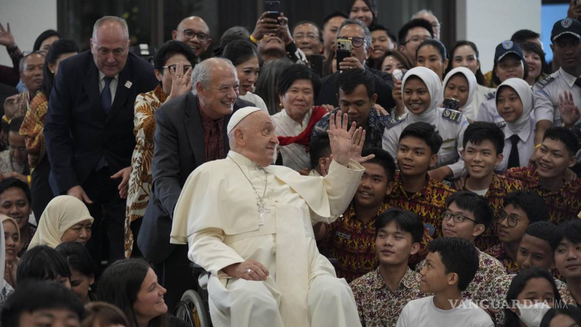 Pese a los achaques, el papa se sale del guion en Asia y muestra que aún puede mover multitudes