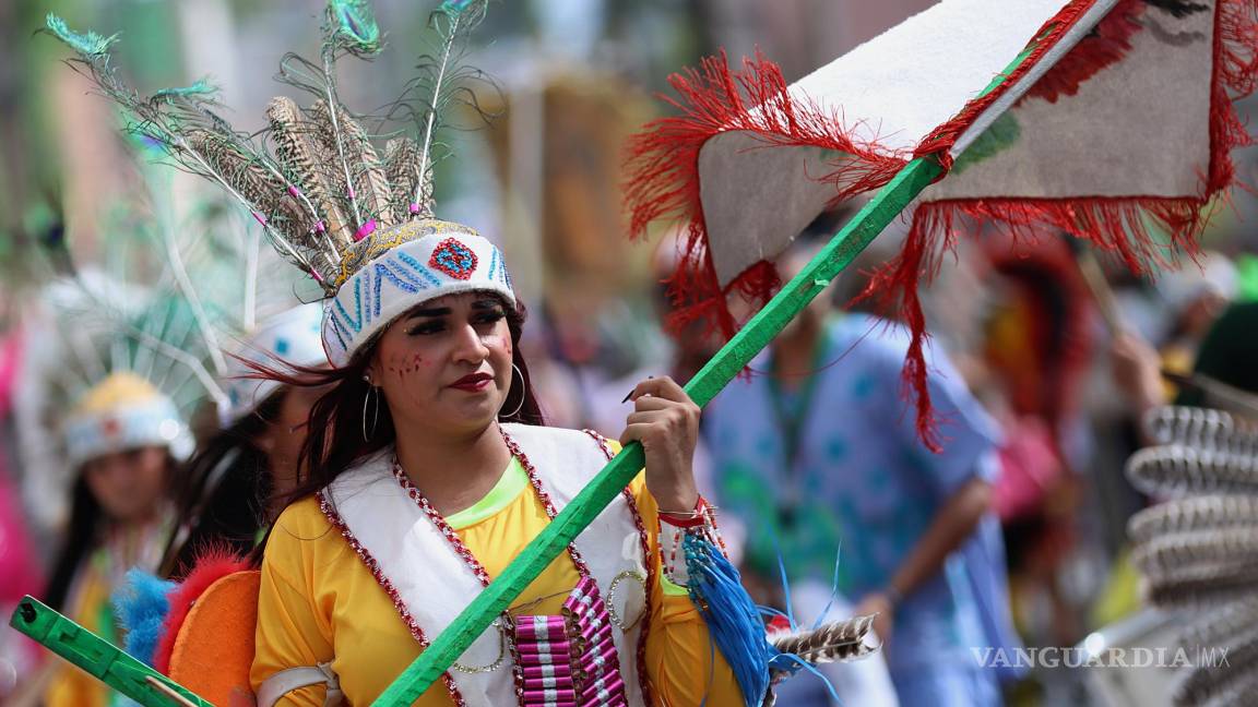 $!Artistas participan en la celebración de la Fiesta Internacional de las Artes Saltillo 445 danzando cerca a la Parroquia del Ojo de Agua Saltillo, Coahuila (México).