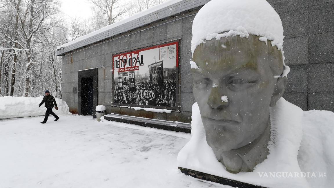 $!Busto de aluminio del fundador del estado soviético Vladímir Lenin, obra del escultor soviético Grigory Yastrebenetsky en un complejo de museos en Razliv.