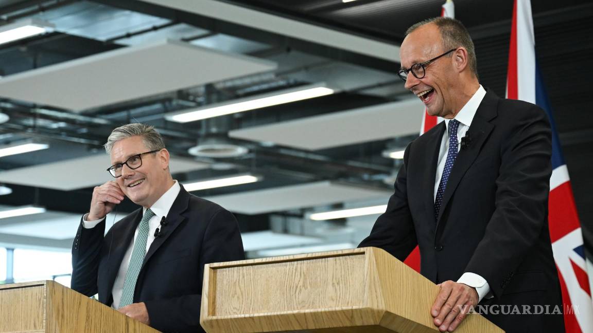 $!El primer ministro británico, Keir Starmer (i), y el canciller alemán, Friedrich Merz, en la fábrica de Airbus Defence and Space en Stevenage, Gran Bretaña.