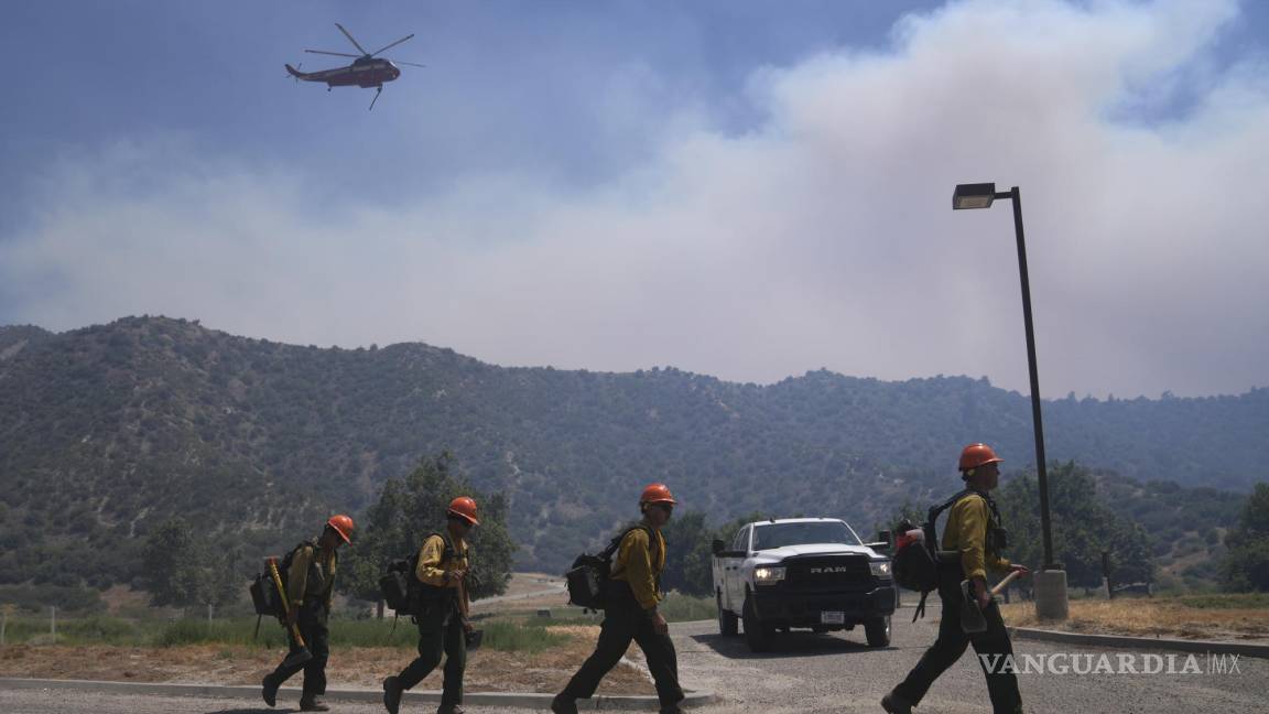 Azota incendio forestal al noroeste de Los Ángeles y evacuan a cerca de mil 200 personas