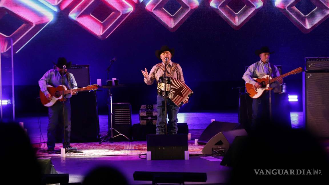 $!La agrupación texana presentó Culpable Fui con una introducción instrumental propia de cualquier banda de metal.