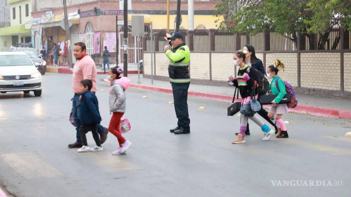 $!Personal de Tránsito Municipal vigiló la calle Corona, donde se ubican varios planteles escolares.
