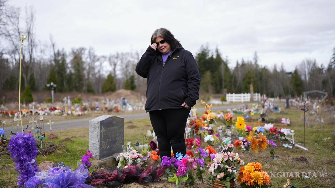$!Evelyn Jefferson, supervisora de crisis de Lummi Nation, junto a la tumba de su hijo Patrick George Jr., quien murió debido a una sobredosis de drogas.