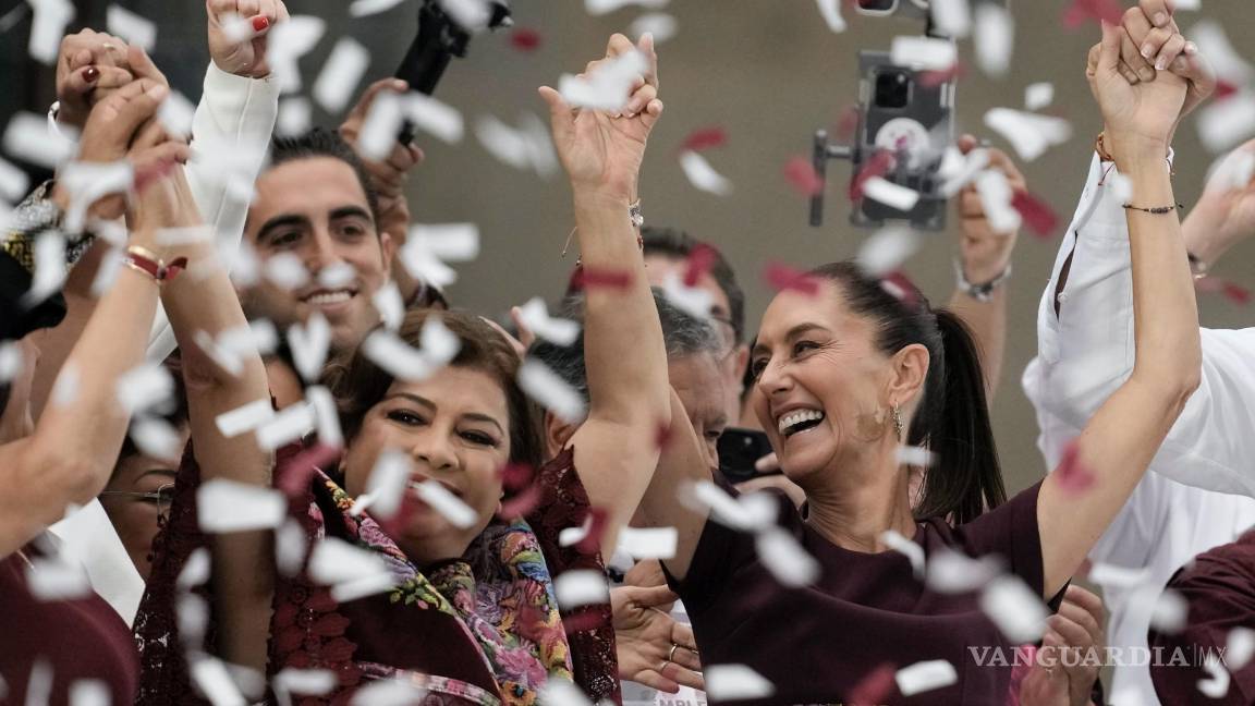 $!Confeti cae sobre la candidata presidencial Claudia Sheinbaum durante su mitin de cierre de campaña en el Zócalo de la Ciudad de México, el 29 de mayo de 2024.