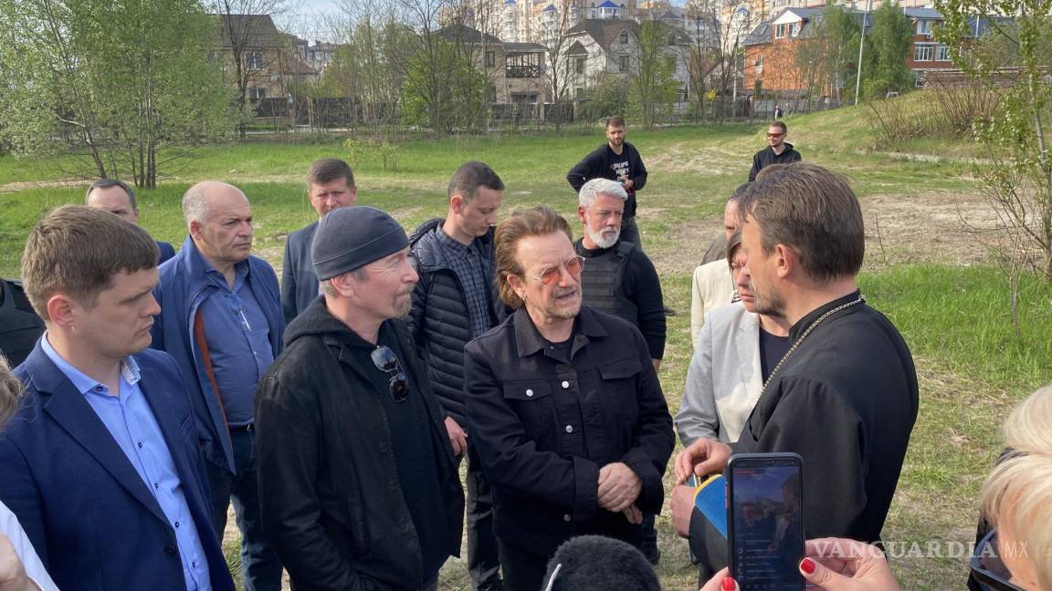 $!El músico irlandés de la banda U2, Bono (c), este domingo en la localidad ucraniana de Borodynka.