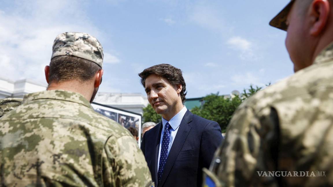 $!El primer ministro canadiense, Justin Trudeau, habla con soldados ucranianos mientras visita el Muro del Recuerdo, en Kiev, Ucrania.