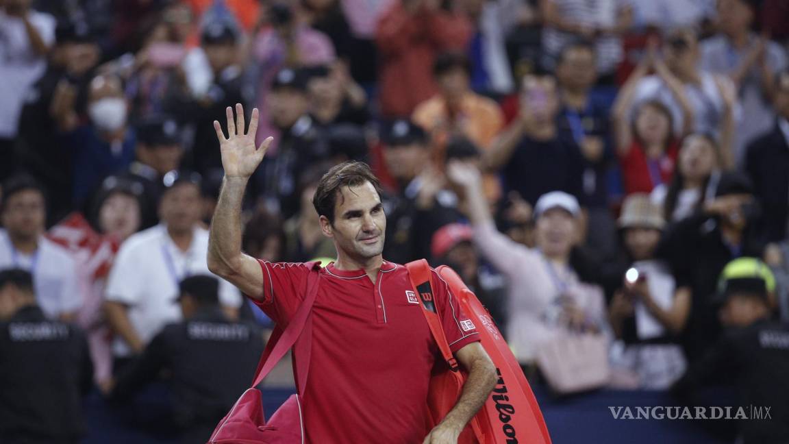 $!Roger Federer después de perder ante Alexander Zverev en su partido de cuartos de final en el torneo de tenis Shanghai Masters el 11 de octubre de 2019.