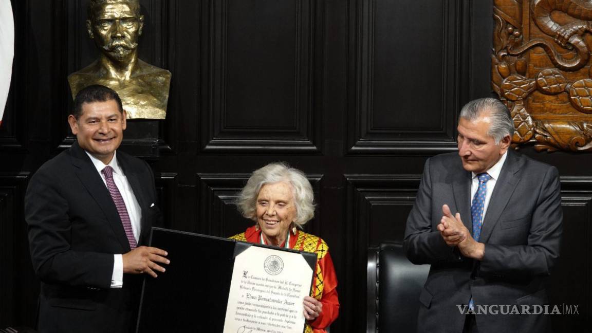 Recibe Elena Poniatowska la Medalla Belisario Domínguez en el Senado