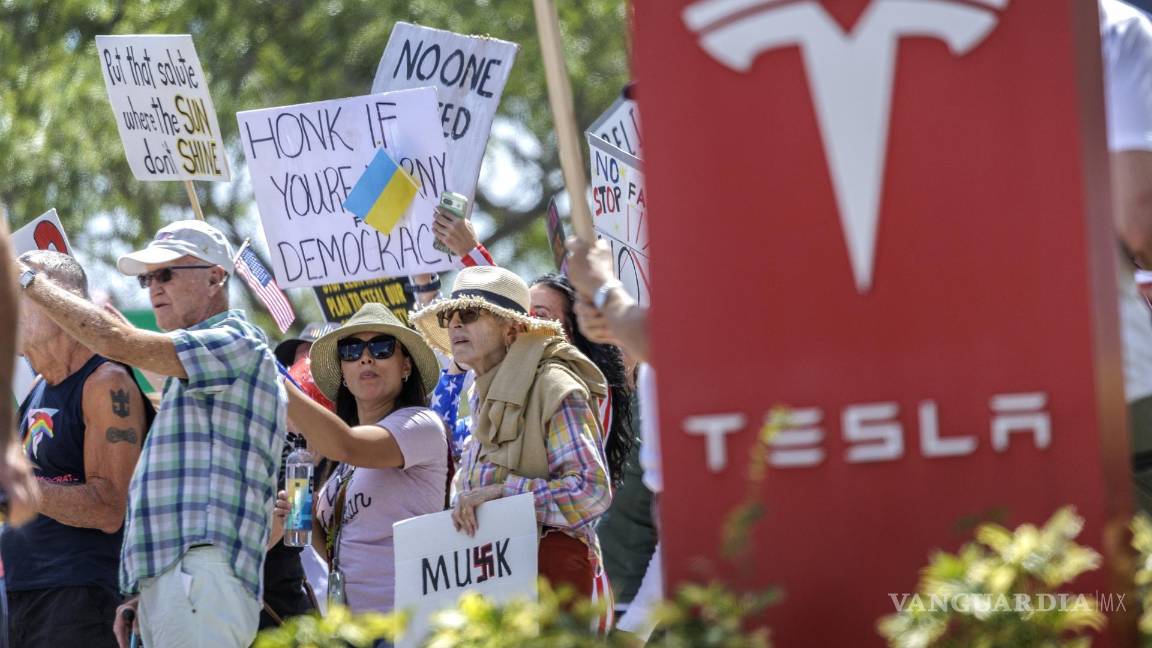 $!Activistas asisten a una protesta ‘Tesla Takedown’ frente a una sala de exposición de Tesla en Fort Lauderdale, Florida.