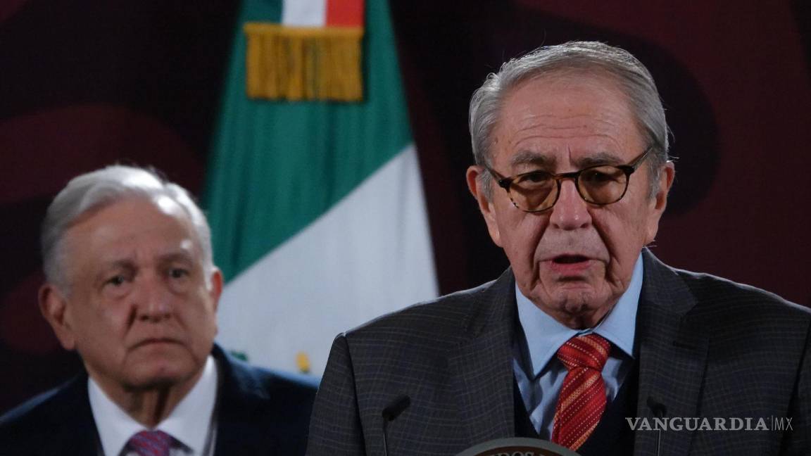 $!Andrés Manuel López Obrador, presidente de México, y Jorge Alcocer, secretario de Salud, durante la conferencia de prensa matutina desde Palacio Nacional.