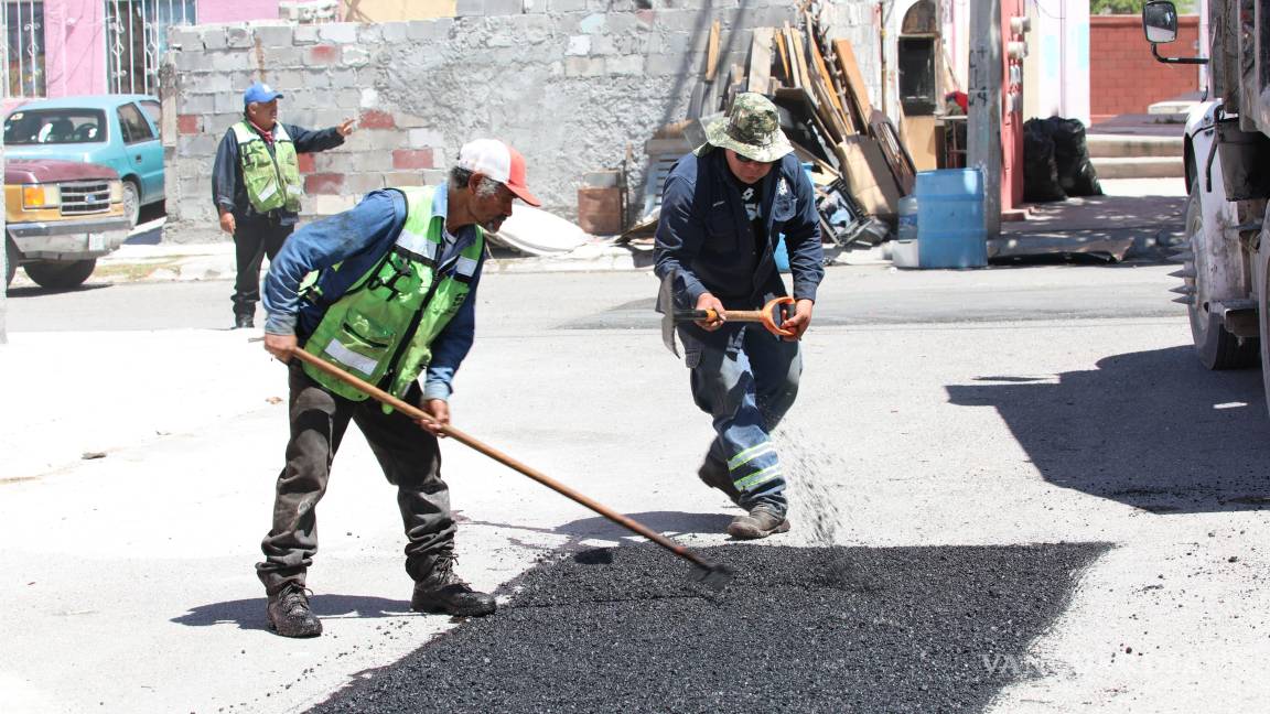 $!Personal del Ayuntamiento realiza bacheo en calles de La Herradura, mejorando la circulación y previniendo accidentes viales.