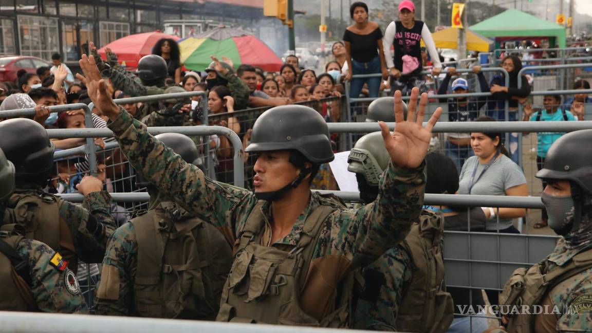 $!Un militar pide calma a familiares de presos tras los enfrentamientos en la Penitenciaría del Litoral de Guayaquil, Ecuador.