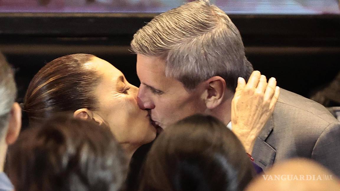 $!Claudia Sheinbaum (i) besa a su esposo Jesús María Tarriba al término de una conferencia de prensa este lunes en la Ciudad de México (México).