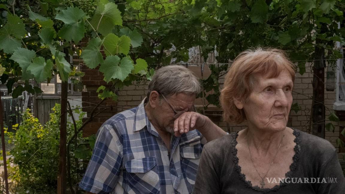 $!Hennady Kononenko está abrumado por la emoción mientras está con su esposa Nina frente a su casa que fue atacada por bombardeos en Sloviansk, en Ucrania.