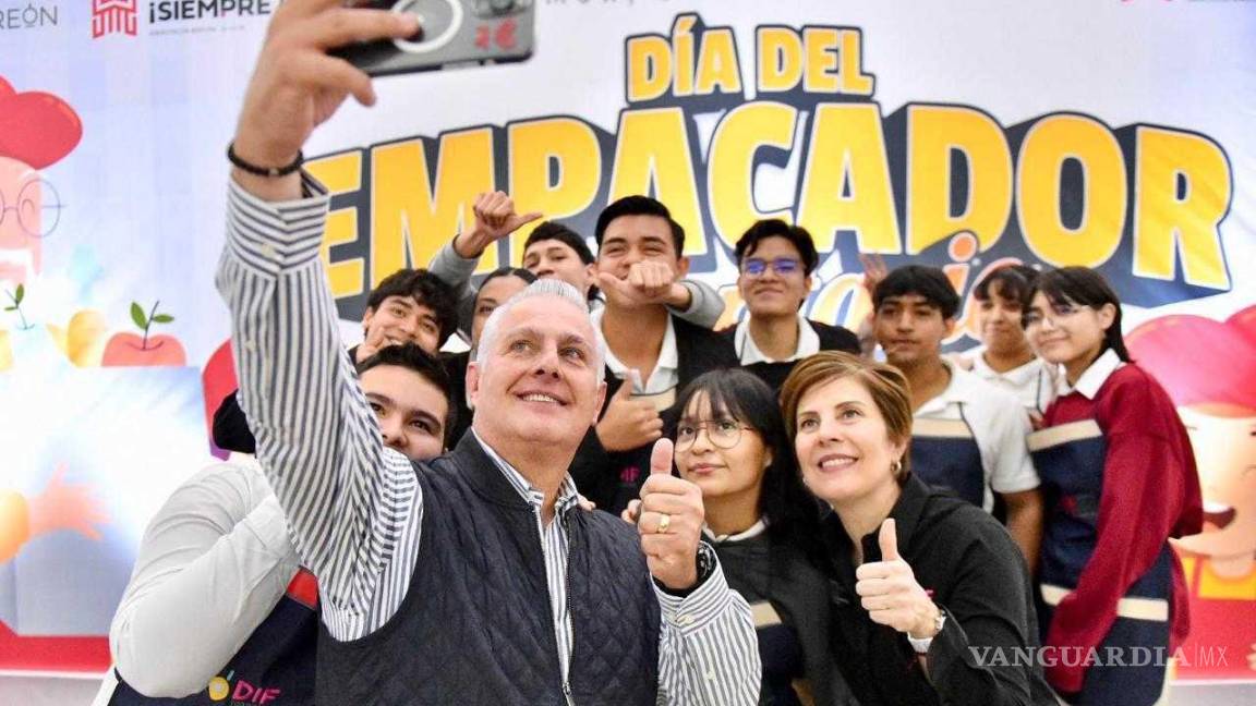 $!El alcalde Román Cepeda entregó apoyos alimentarios y estímulos económicos a los beneficiarios del programa de empacadores voluntarios durante la ceremonia en Torreón.