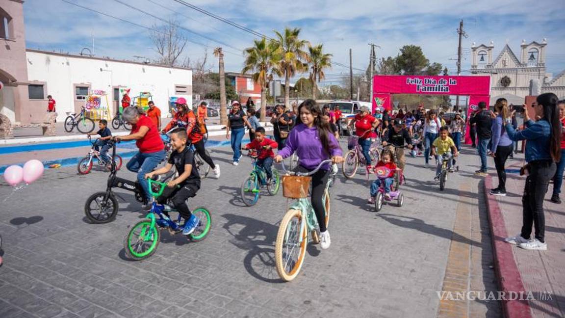 $!Decenas de familias participaron en la rodada y disfrutaron de una jornada de convivencia y activación física en las calles del municipio.
