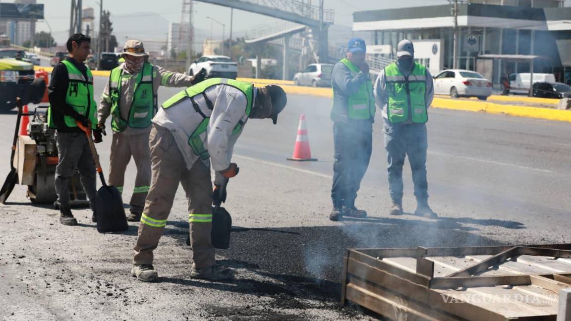 $!Con maquinaria especializada y asfalto caliente, el Ayuntamiento interviene calles en colonias y avenidas principales para mejorar la movilidad urbana.