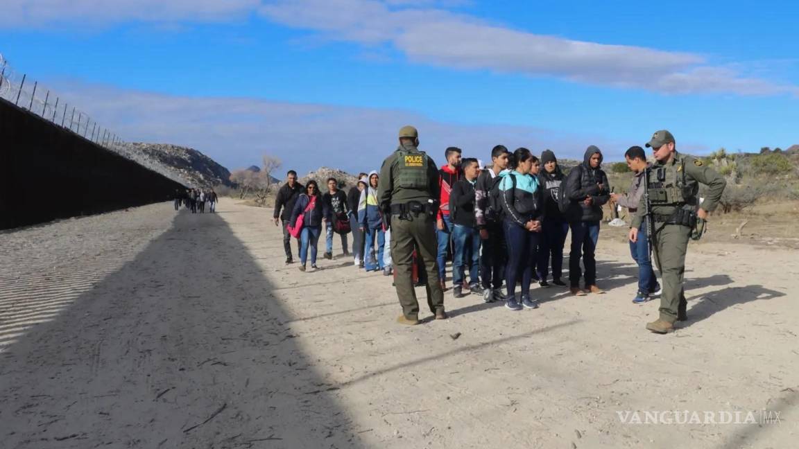$!Agentes de la Patrulla Fronteriza detienen a un grupo de migrantes, en el puesto fronterizo de Jacumba, a unas 75 millas al este de San Diego, California.