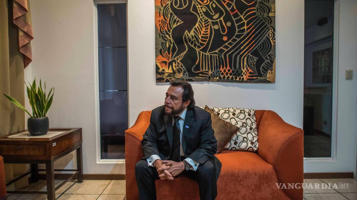 $!El vicepresidente Félix Ulloa en su oficina en San Salvador, El Salvador.