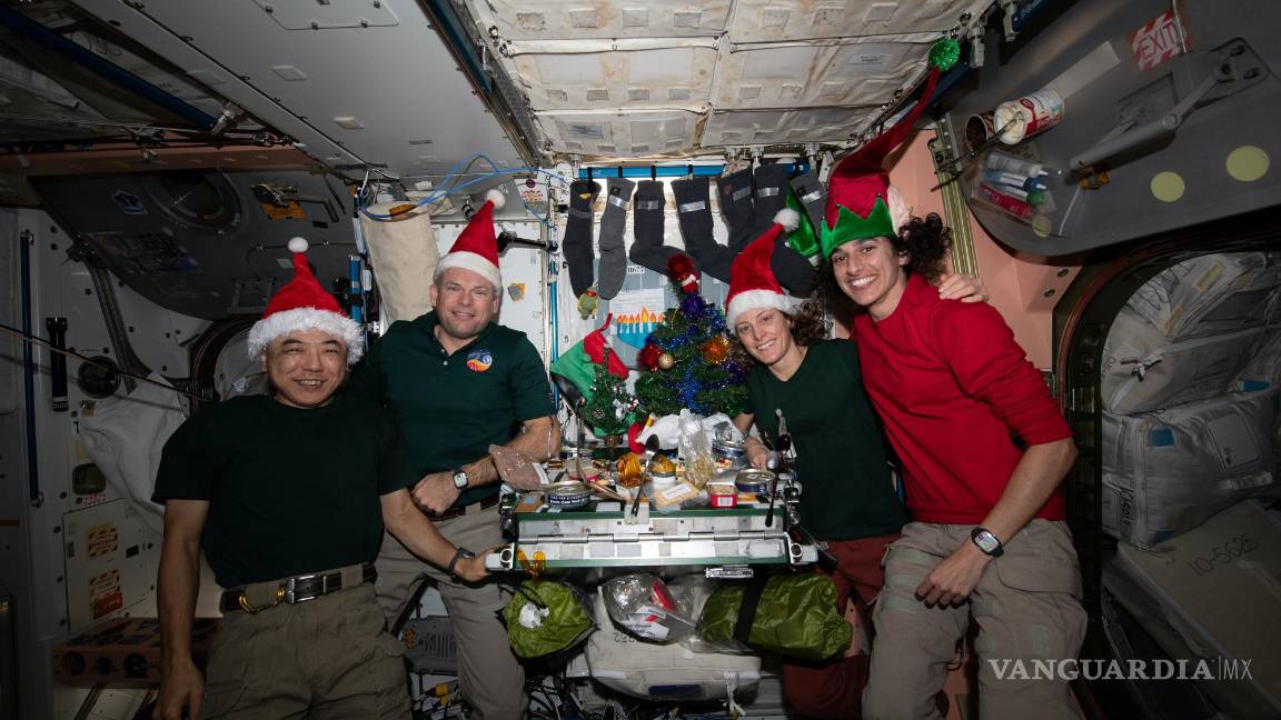 $!El 25 de diciembre de 2023, cuatro integrantes de la Expedición 70 se reúnen en el módulo Unity de la EEIara compartir una comida navideña.