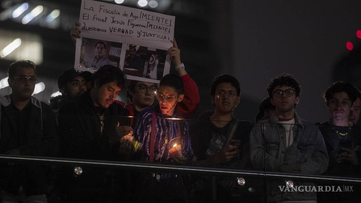 $!Activistas de la comunidad LGBT protestan con una vigilia para exigir justicia por el asesinato del Magistrade Jesús Ociel Baena en la Ciudad de México (México).