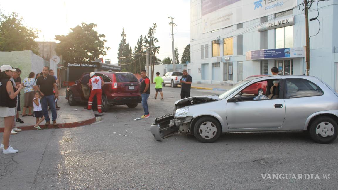 Choque múltiple en Bellavista, en Saltillo: joven provoca accidente y daña puesto de comidas