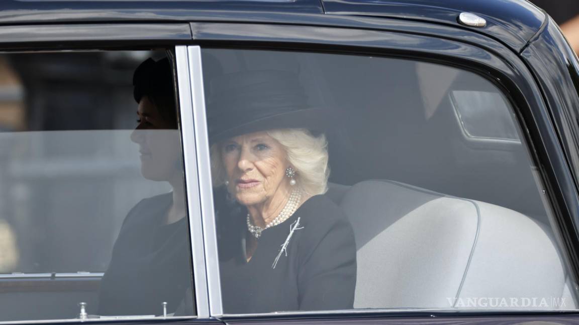 $!La reina consorte de Gran Bretaña, Camilla, llega al Palacio de Buckingham antes de la procesión para llevar el cuerpo de la reina Isabel II a Westminster Hall.