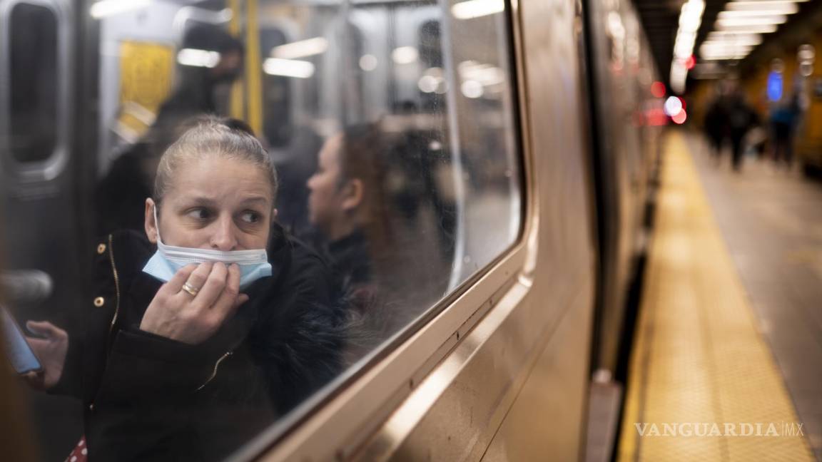 $!Una pasajera viaja en un tren en la estación del metro de la calle 36, el 13 de abril de 2022, donde un día antes ocurrió un ataque a disparos, en Nueva York.