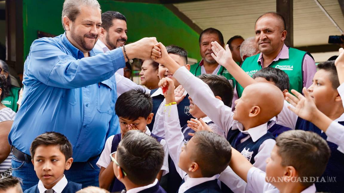 $!El alcalde Tomás Gutiérrez Merino refrenda su compromiso con la educación durante la entrega de apoyos en la primaria Benito Juárez.
