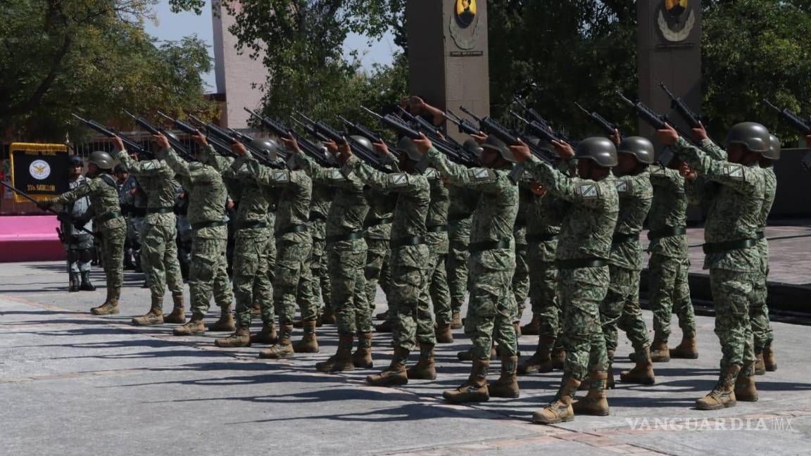 $!Salva de fusilería durante el acto conmemorativo, un tributo militar tradicional en honor a los cadetes del Colegio Militar.