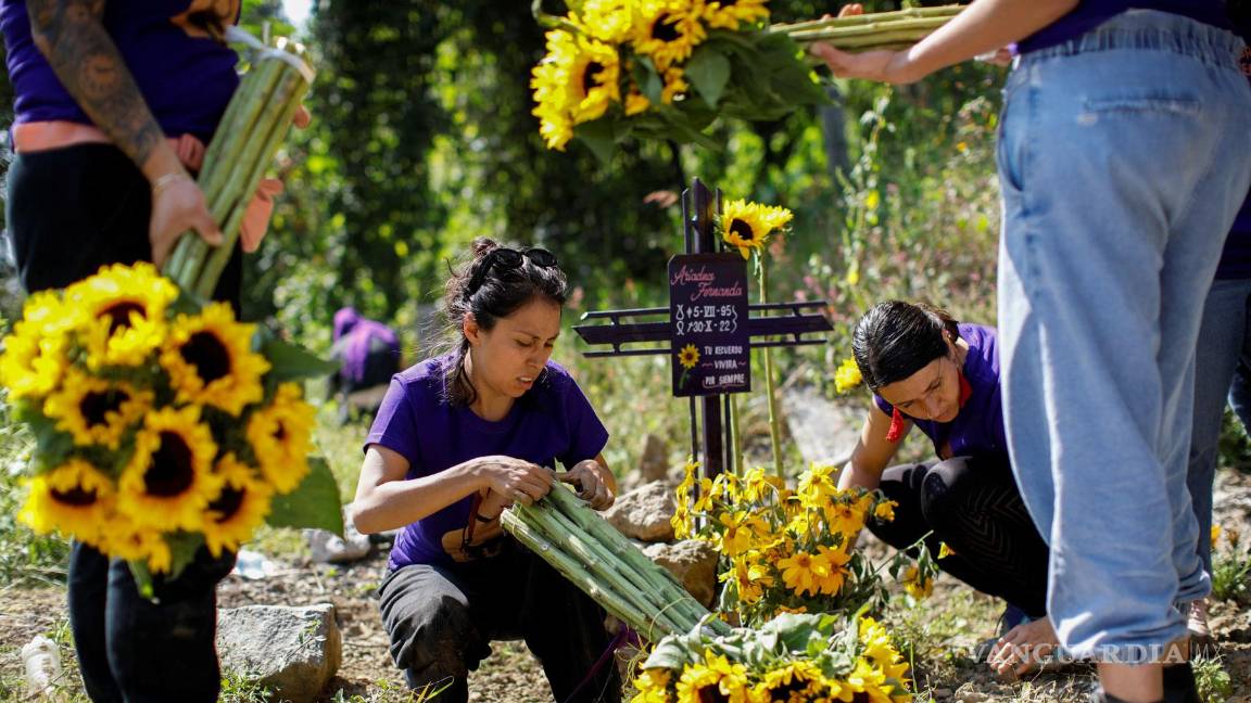 ‘Era su flor favorita’; feministas llenan de girasoles lugar donde localizaron cuerpo de Ariadna