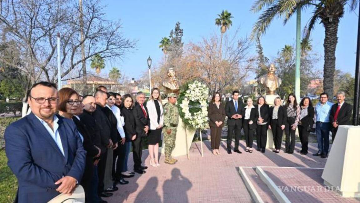 $!Autoridades municipales y militares encabezan el acto cívico en la plaza principal.